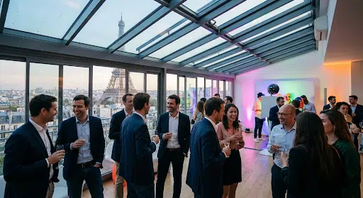 Collègues en networking lors d'une soirée d'entreprise à Paris avec animation photobooth.
